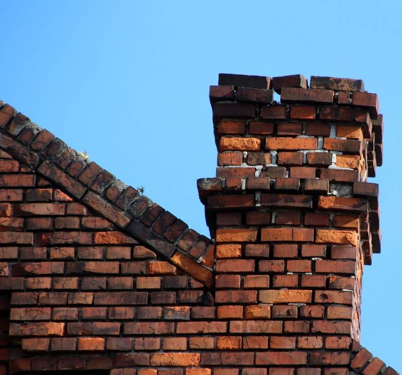 Damaged chimney on an Fulton home showing cracks and missing mortar